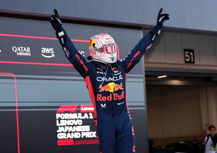 Max Verstappen festeggia la sua vittoria in Giappone.