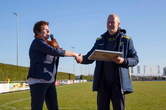 KNVB-afgevaardigde Betty Schelle had een mooie verrassing voor Gerrit Molenaar in petto.