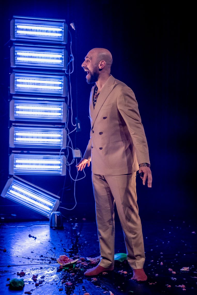 Abdelkader Benali, een begenadigd performer, meandert in de vertelling ...