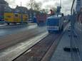 Werkzaamheden op de Haagse Statenlaan. Aannemersbedrijf Van Gelder is bezig met het verwijderen van het asfalt op het fietspad aan de Haagse Statenlaan.