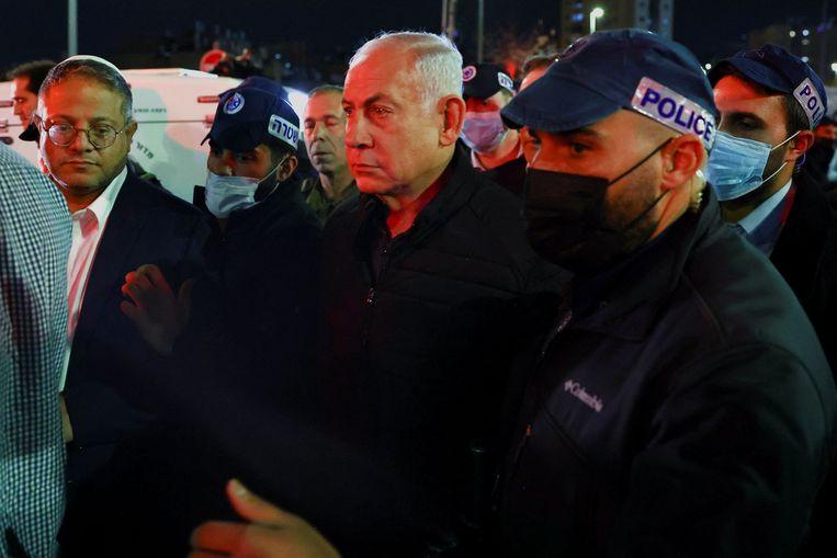 De Israëlische premier Benjamin Netanyahu en zijn minister van Binnenlandse Veiligheid Itamar Ben-Gvir bezoeken de plaats van de schietpartij op donderdag 27 januari. Beeld REUTERS