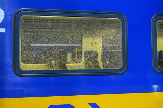 Een van de vernielde ruiten bij de trein die op station Breda vrijdagavond stilstond nadar er vlak van te voren op was geschoten.