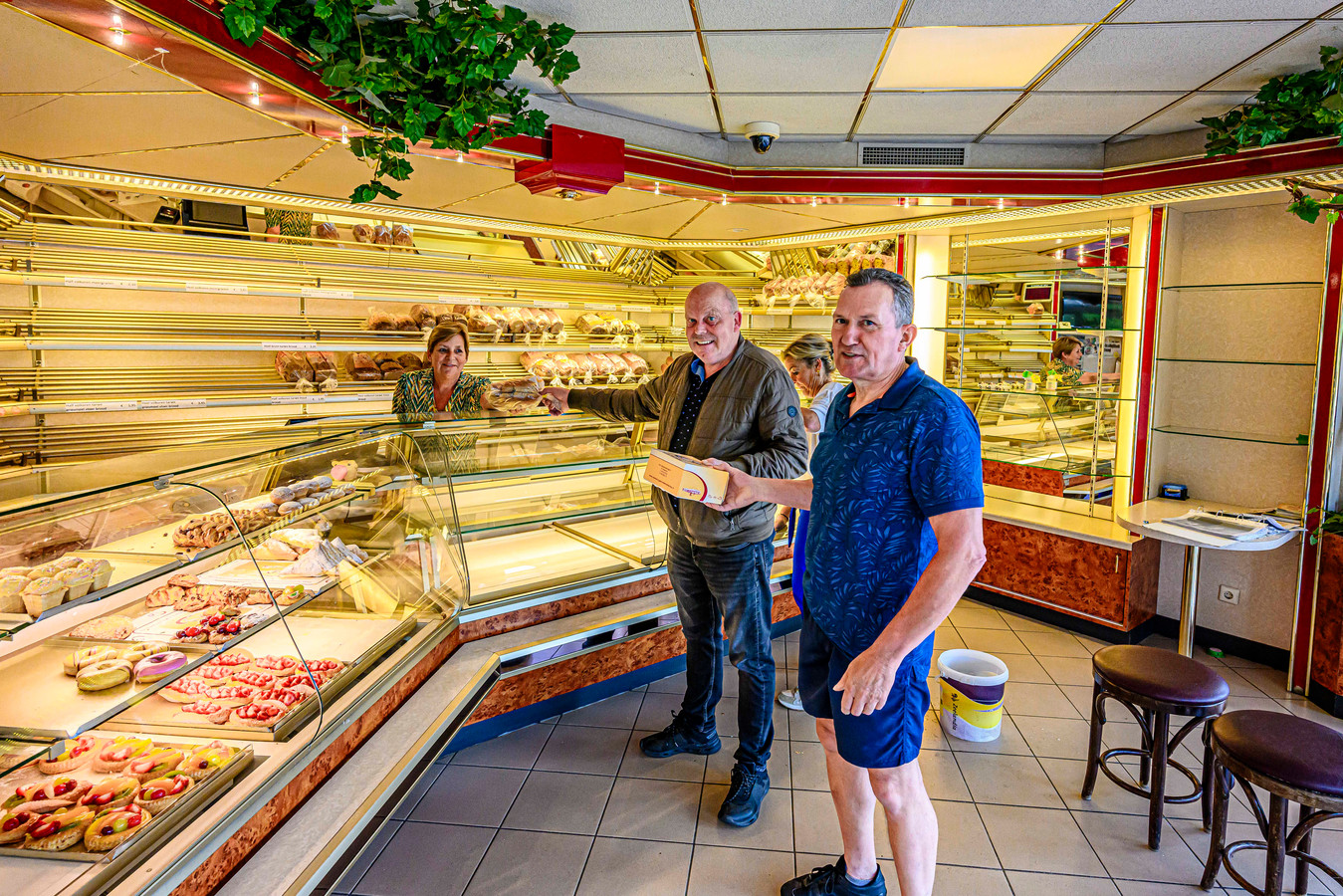 bakkerij-de-jong-heeft-zijn-laatste-worstenbroodjes-verkocht-emoties
