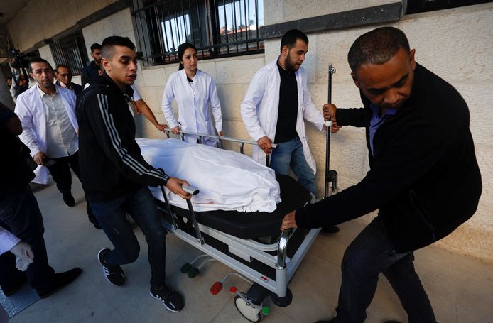 Het lichaam van Shireen Abu Akleh bij aankomst in het ziekenhuis in Jenin