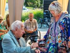 Willeke Alberti tovert de lach op gezichten bij dementerende ouderen: ‘Haar liedjes vergeet ik nooit’