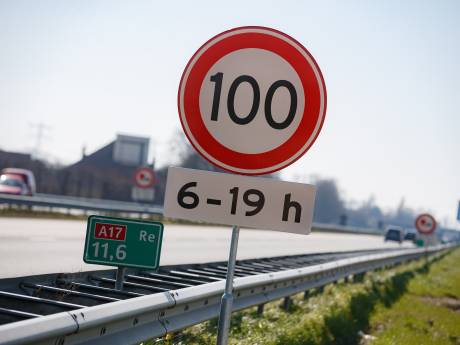 ‘100, 120 of 130 km/u: hoe hard mag je ’s avonds rijden op de snelweg?’