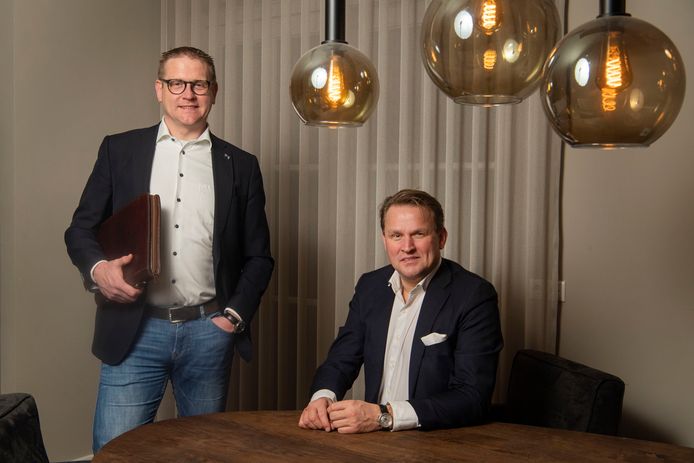 Justin Rudolfs (rechts) is samen met Vincent Jansen een nieuw bedrijf gestart: Finbrokers. Ze zitten nu nog in Hengelo maar willen in de toekomst op zoek naar een andere locatie