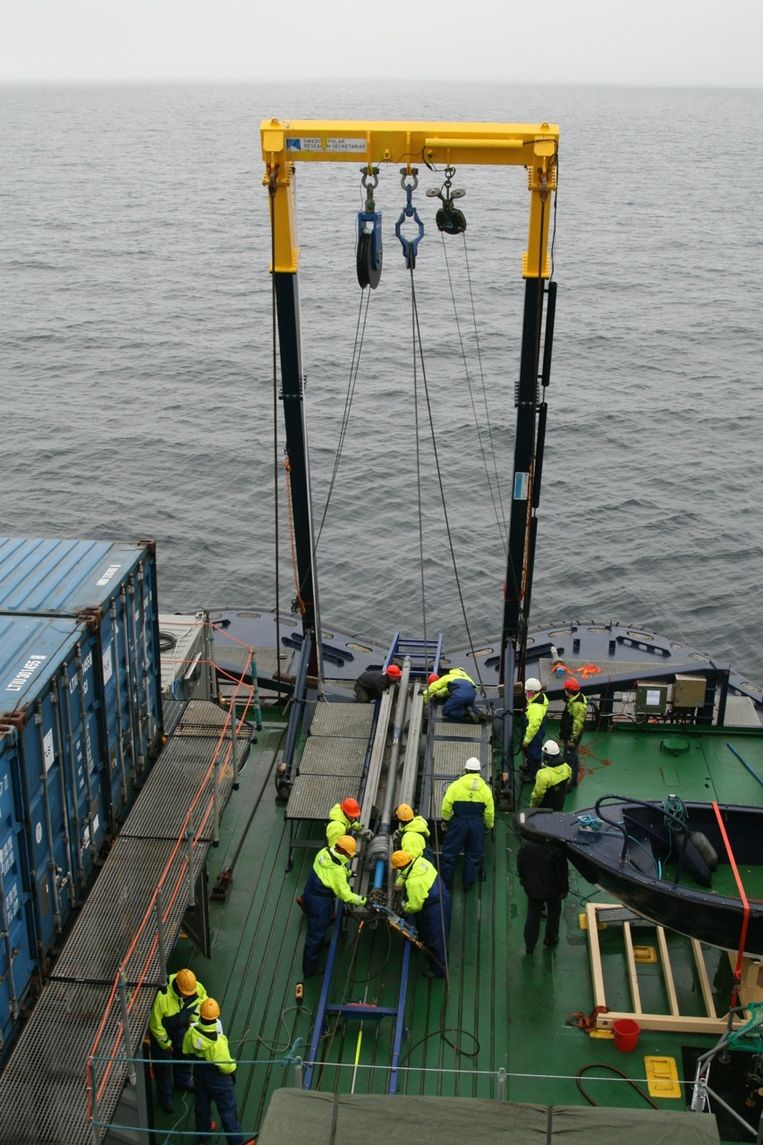 Het instrument waarmee monsters uit de zeebodem worden genomen, wordt te water gelaten. Beeld Jorien Vonk