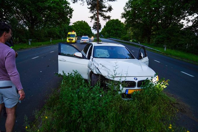 Een auto reed hard tegen een andere auto die met pech langs de weg stond.
