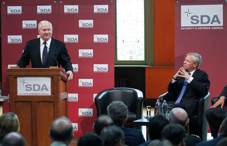 Jaap de Hoop Scheffer (rechts) in 2011 met de Amerikaanse minister van Defensie Robert Gates. Beeld REUTERS