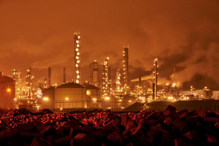 Shell Moerdijk. Volgens de eisers moet het olie- en gasconcern de CO2-uitstoot die het veroorzaakt uiterlijk in 2030 met zeker 45 procent terugbrengen. Beeld Hollandse Hoogte / Nederlandse Freelancers