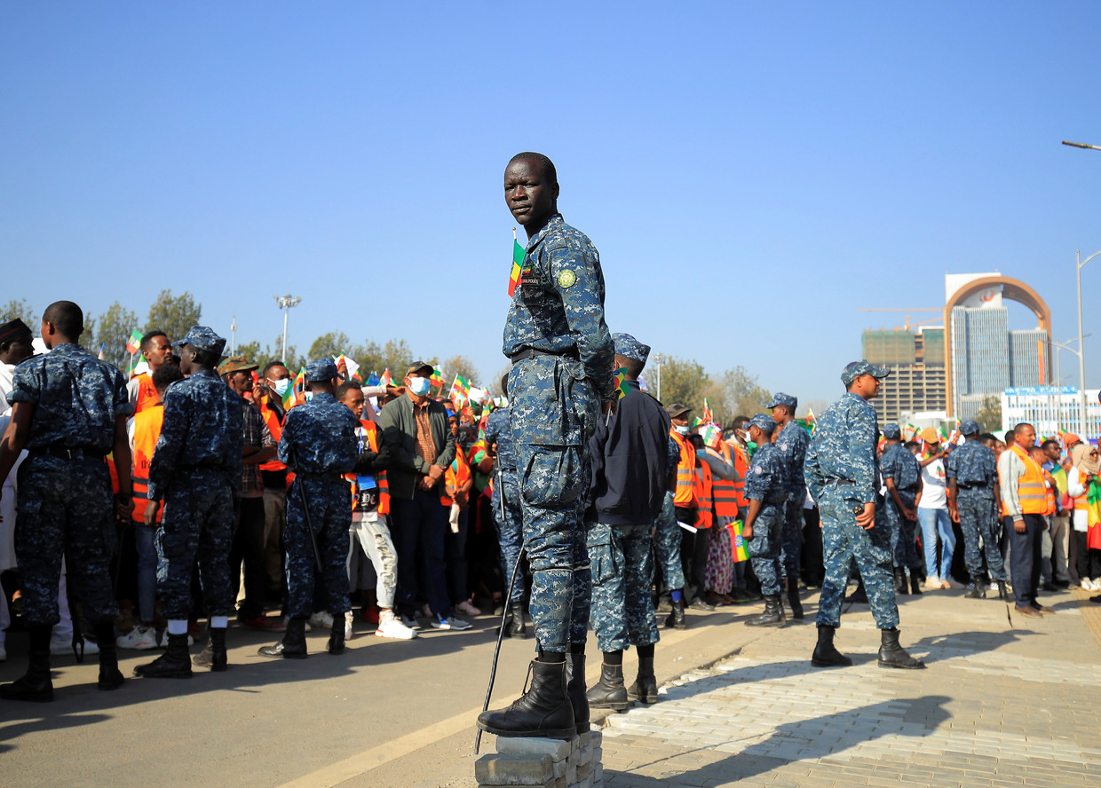 Politieagenten houden een oogje in het zeil tijdens een pro-regeringsdemonstratie in de hoofdstad Addis Abeba. De demonstranten steunen premier Abiy Ahmed in zijn strijd tegen de rebellen uit de regio Tigray, die nu oprukken naar de hoofdstad.