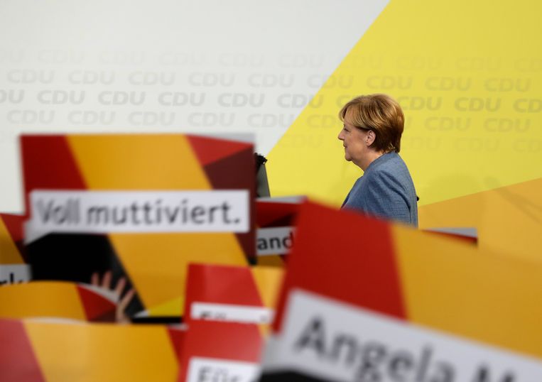 De Duitse bondskanselier Angela Merkel spreekt haar partijgenoten toe na de parlementsverkiezingen van gisteren. Beeld AP