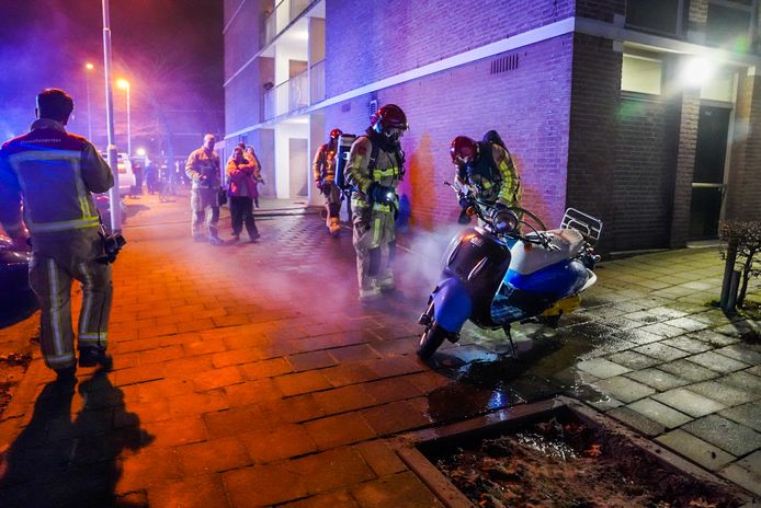 In de berging van een flatgebouw aan de Generaal Knooplaan in Eindhoven vloog een elektrische scooter in brand