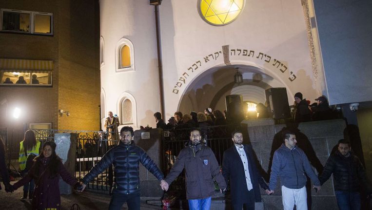 Meer dan duizend moslims vormen een 'vredesring' rond een synagoge in Oslo Beeld afp