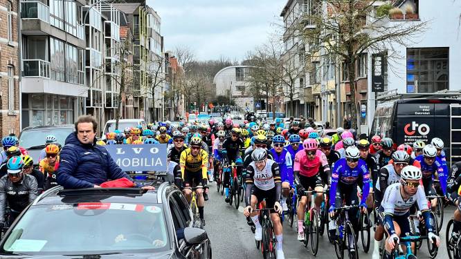 IN BEELD. Met 150 renners op zoek naar glorie in wielerklassieker Brugge-De Panne