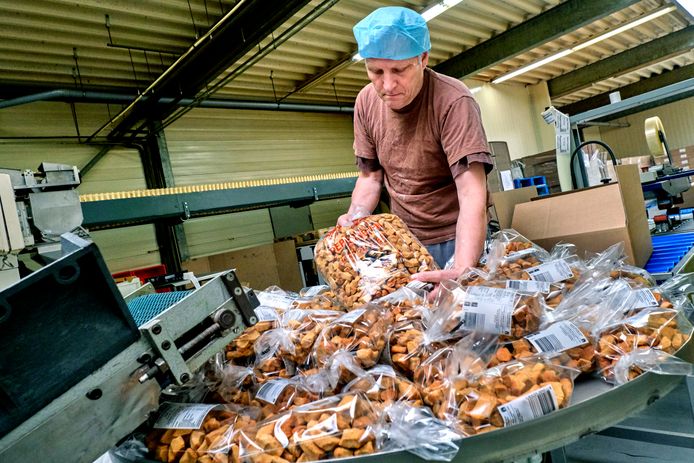 De pepernoten die bij Snoek worden gebakken vinden hun weg naar supermarkten. Eigenaar Ad Snoek werkt mee.