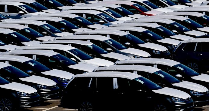 Nieuwe Volkswagens afgelopen week nabij de fabriek in het Duitse Zwickau. Naar verwachting duurt het langer dan normaal voordat de auto's straks verkocht zijn.