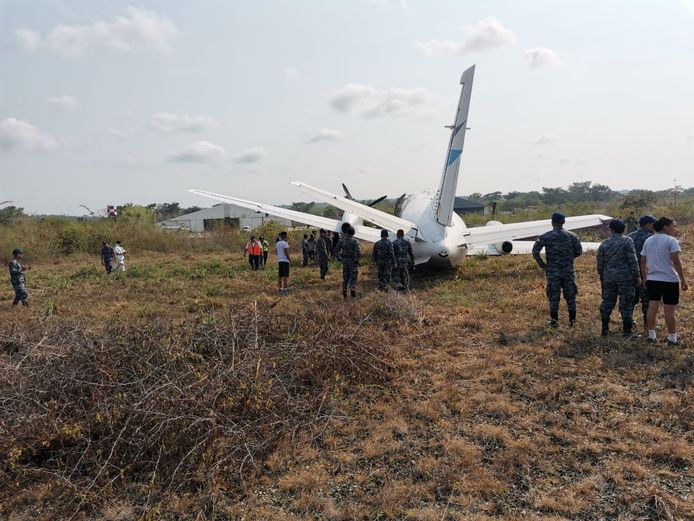 Het vliegtuigje verloor een deel van het landingsgestel bij de landing op de luchthaven Mundo Maya, in het departement Petén in Guatemala.