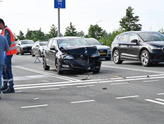 Auto knalt achter op busje in Breda: voorkant in de kreukels