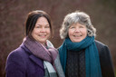 De Bornse schrijfsters van ‘Jodenjagers bij de Hengelose politie’. Links Stevine Groenen, rechts Annette Evertzen.