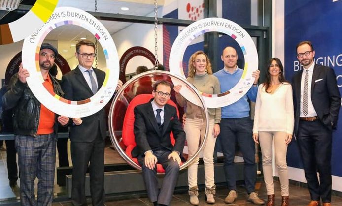 Minister van Volksgezondheid Wouter Beke op de foto met UNIZO Limburg en Farmaline, het Tongerse online farmabedrijf.
