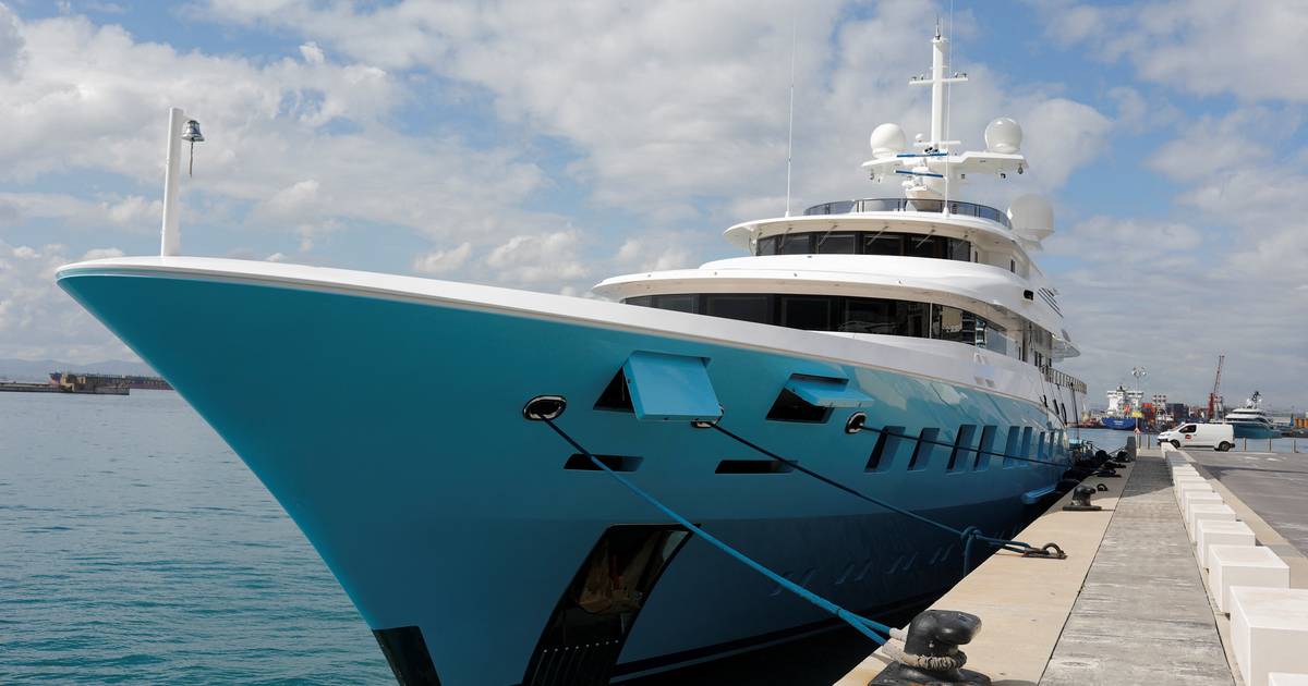 Гибралтар выставит на торги огромную российскую яхту, которую арестовали впервые, но деньги Украине не пойдут |  За рубежом