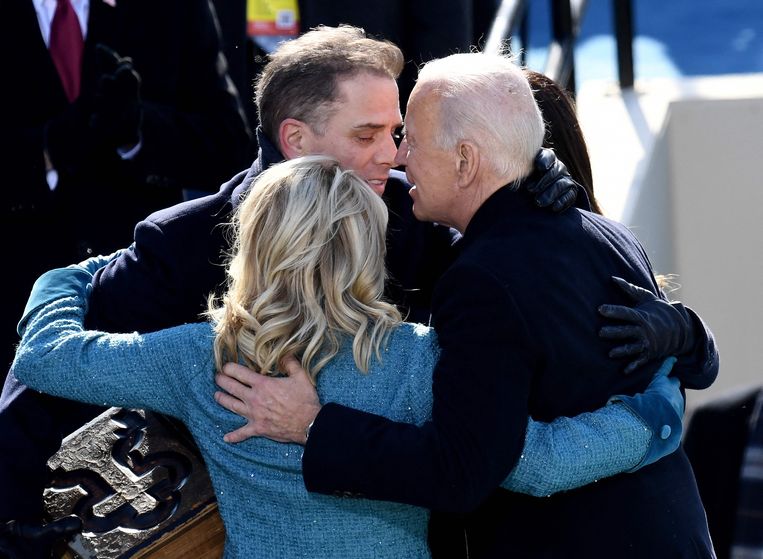 De net beëdigde Amerikaanse president Joe Biden omhelst zijn vrouw Jill en zoon Hunter, op 20 januari dit jaar. Beeld AFP