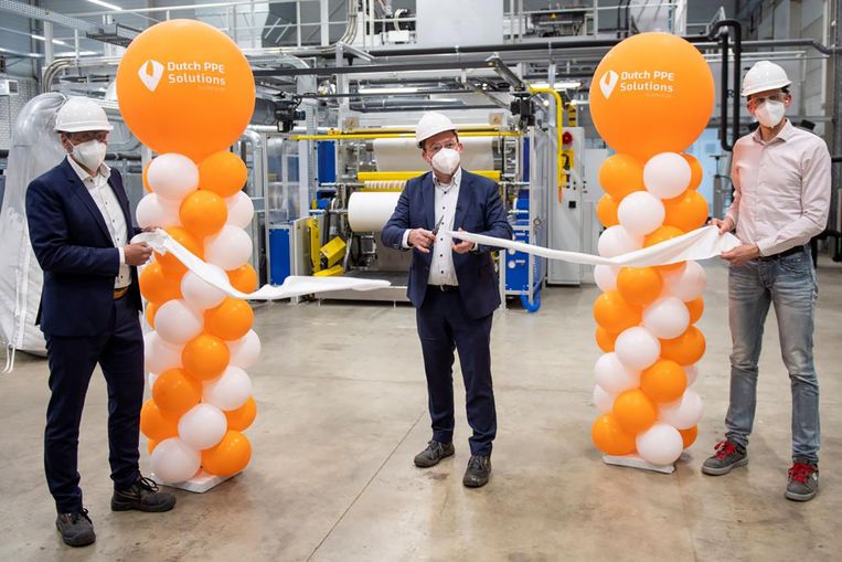 In mei dit jaar begon de joint venture van DSM en VDL met de productie van filterstof voor mondkapjes. Beeld Dutch PPE Solutions