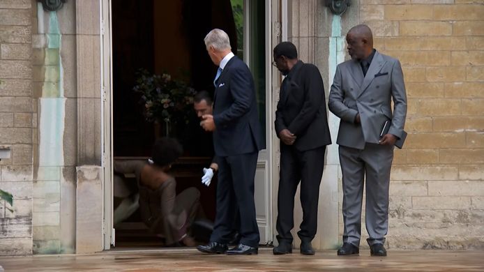 Juliana Lumumba valt ongelukkig bij fotomoment in Egmontpaleis.