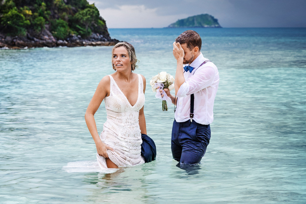 Nog in hun trouwkleren komen de pas gehuwden aan op een onbewoond eiland in 'Gestrand op Honeymoon Island'.  Beeld VTM2