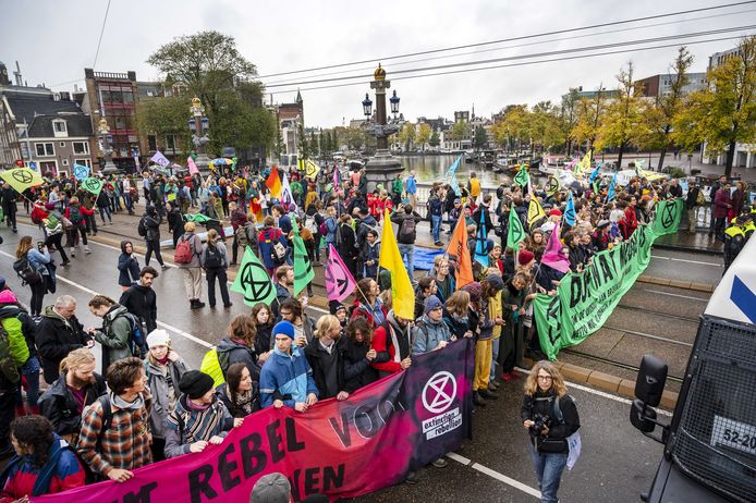 Demonstranten van Extinction Rebellion blokkeerden in Amsterdam deze voormiddag de Blauwbrug.