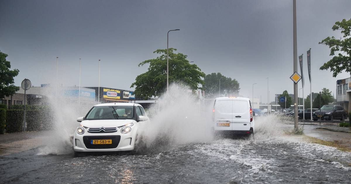 Hevige buien zorgen voor wateroverlast in Zeeland en op Schiphol, aantal problemen valt mee