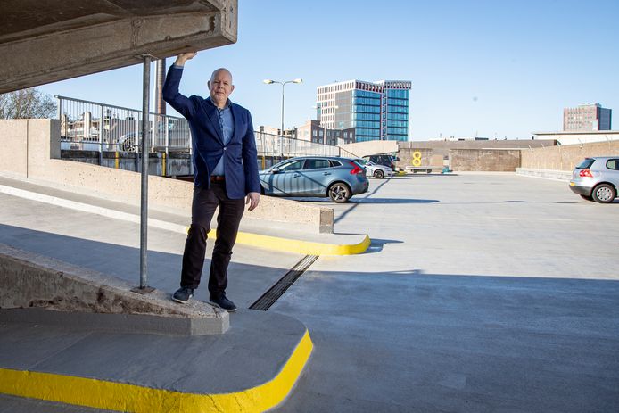 Wethouder Alex Langius op het bovenste parkeerdek van Stadsbaken, dat is opgeknapt.