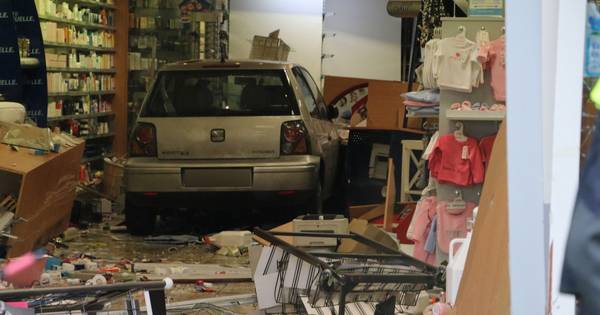 Vrouw rijdt met auto drogisterij binnen | Gouda - AD.nl