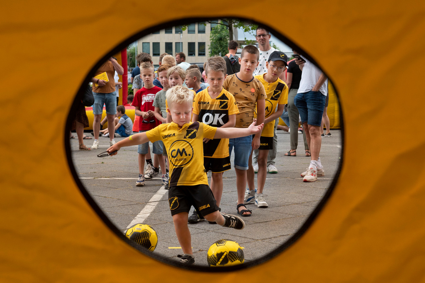 Een handtekening scoren en voetballen op de open dag van NAC: 'Je
