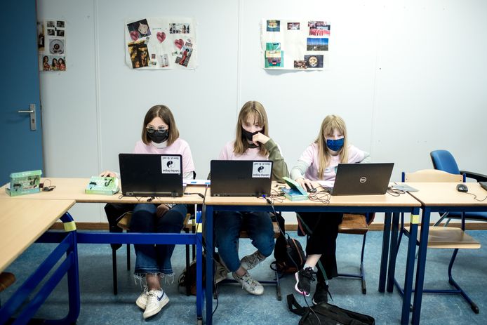 Honderd meisjes zetten afgelopen weekend hun eerste stappen in de wereld van de computertaal.