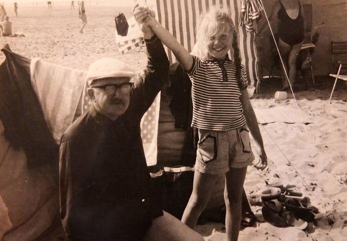 Frans Brekelmans en zijn dochter Marijke in 1966 een dagje naar het strand van Scheveningen.