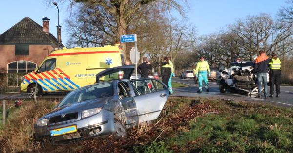 Frontale botsing in Apeldoorn: auto’s total loss, kinderen geschrokken.