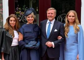 Koningin Máxima viert Koningsdag in Doetinchem in ingetogen blauwe shantung (met mega-zakken)