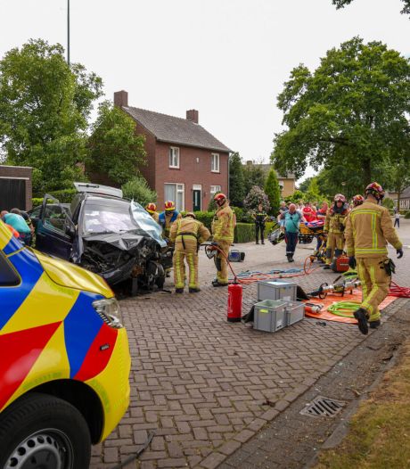 Bestelauto botst tegen boom in woonwijk Liessel, twee gewonden naar het ziekenhuis