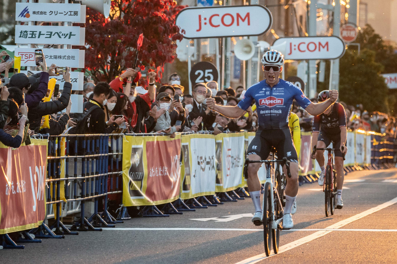 Jasper Philipsen wint in Japan.