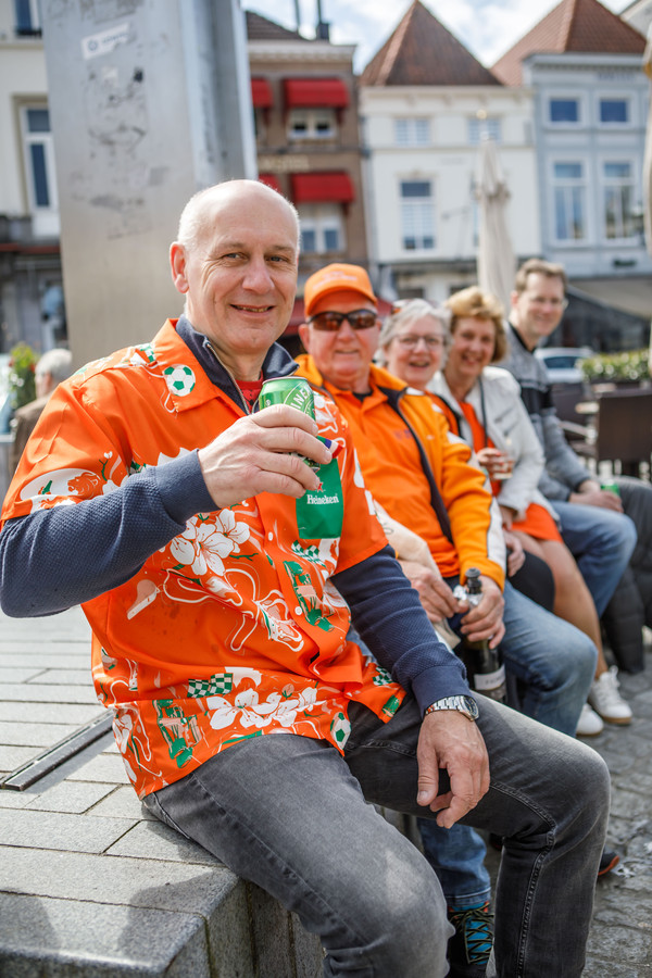 Met vrienden toch even een biertje doen op de markt van Bergen op Zoom