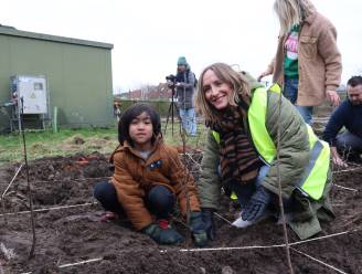 Schoolkinderen planten ‘Tiny Forest’: 1.300 boompjes en struiken zorgen voor nieuw buurtbos