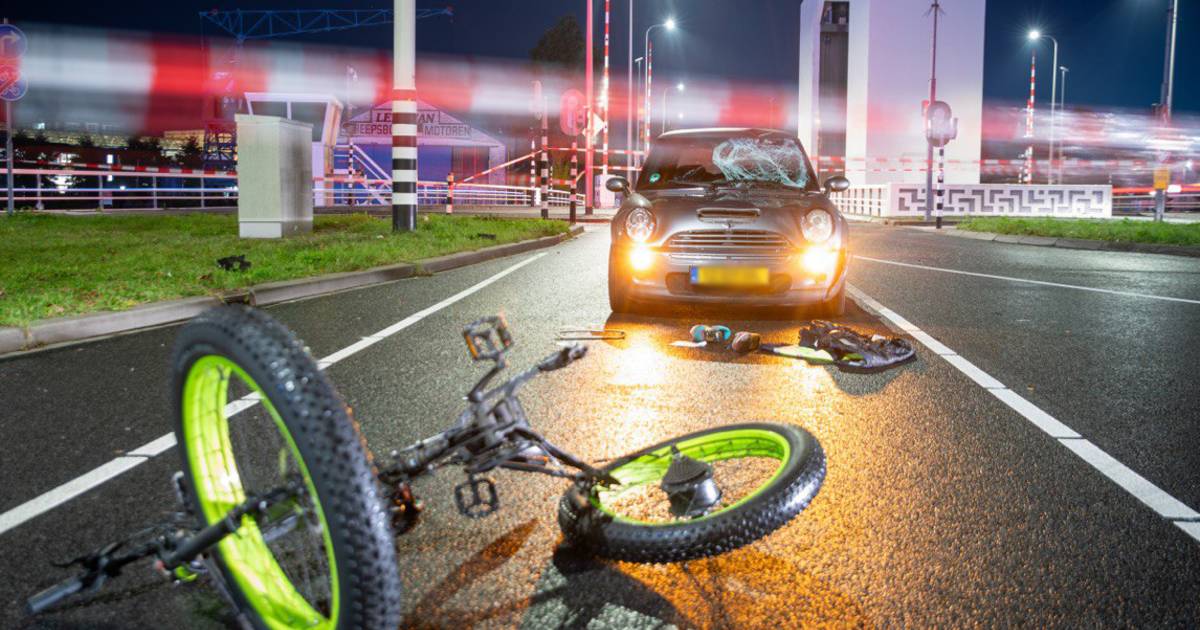 Fietser gewond naar ziekenhuis na aanrijding Zwolle.