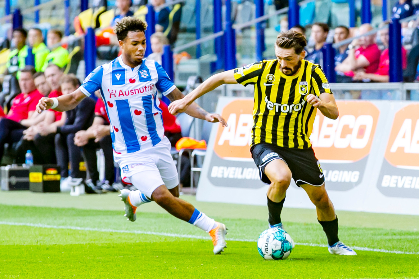 Toni Domgjoni vertrekt na de transferdeadline nog bij Vitesse Foto