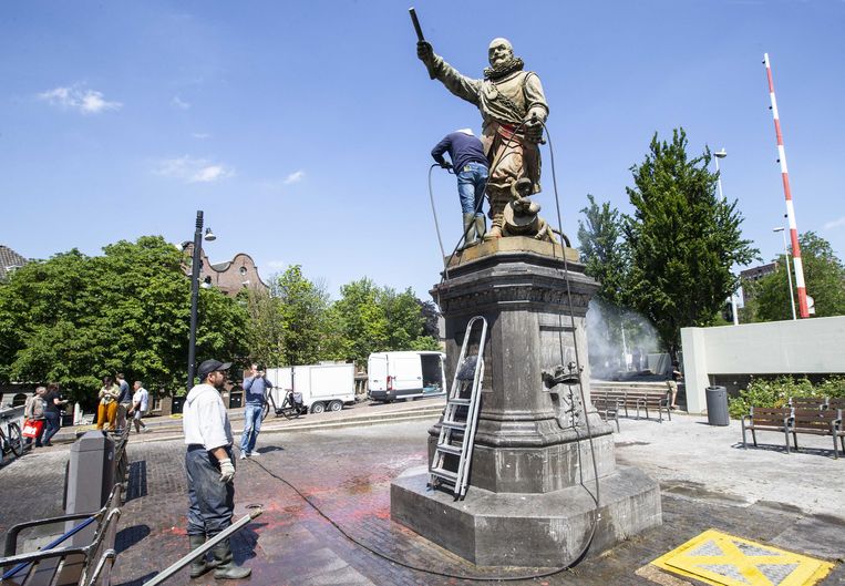 Het standbeeld van Piet Hein in Rotterdam-Delfshaven wordt schoongemaakt nadat het was beklad en besmeurd. Beeld ANP