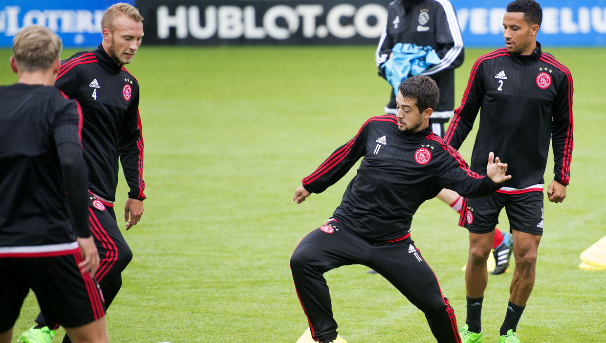 Ajax bereidt zich voor op de Europa League-wedstrijd tegen Celtic. Amin Younes midden in de rondo. Beeld ANP