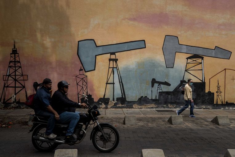 Muurschilderingen van oliepompen in Caracas, Venezuela.  Beeld EPA