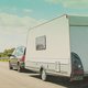 Oeps: Annie (78) raakt per ongeluk haar caravan kwijt